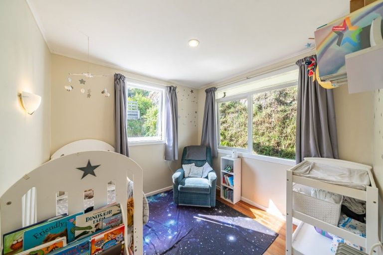 Photo of property in 64 Pekanga Road, Normandale, Lower Hutt, 5010