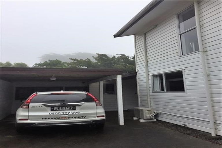 Photo of property in 13a Kingsbridge Place, Newlands, Wellington, 6037