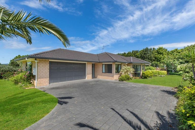 Photo of property in 10 Gleaming Place, Waiuku, 2123