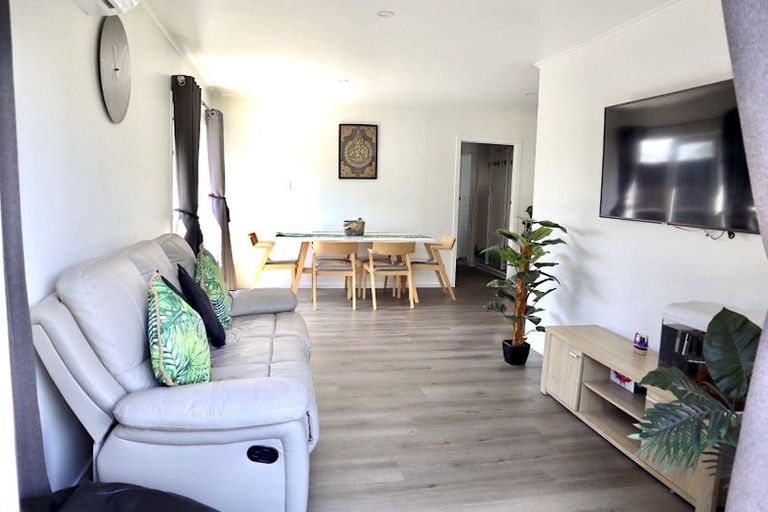 Photo of property in 1/109 Target Road, Totara Vale, Auckland, 0629