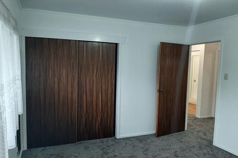 Photo of property in 1/2a Takapu Street, Henderson, Auckland, 0612