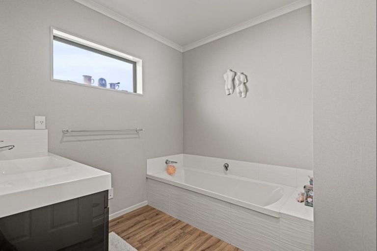 Photo of property in 9 Rosebank Avenue, Kelvin Grove, Palmerston North, 4414