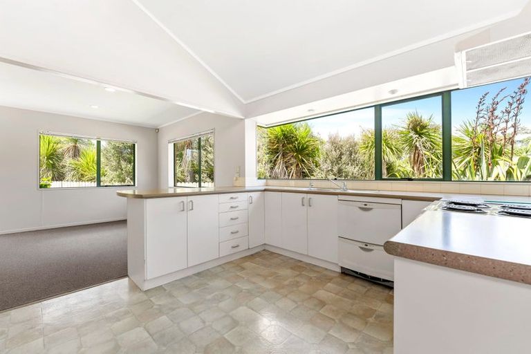 Photo of property in 2/52 Donald Street, Stanmore Bay, Whangaparaoa, 0932