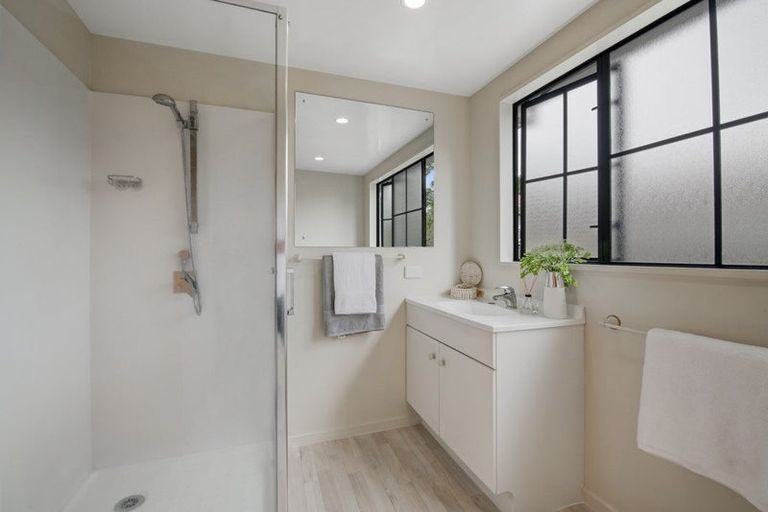 Photo of property in 9 St Lucia Place, Unsworth Heights, Auckland, 0632