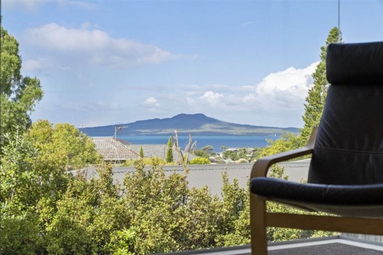 Photo of property in 19a Peter Terrace, Castor Bay, Auckland, 0620