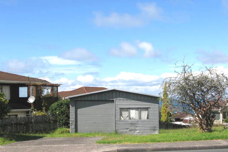 Photo of property in 1/853 Beach Road, Waiake, Auckland, 0630