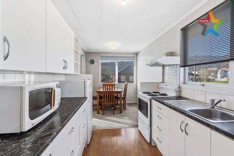 Photo of property in 5 Bird Grove, Stokes Valley, Lower Hutt, 5019