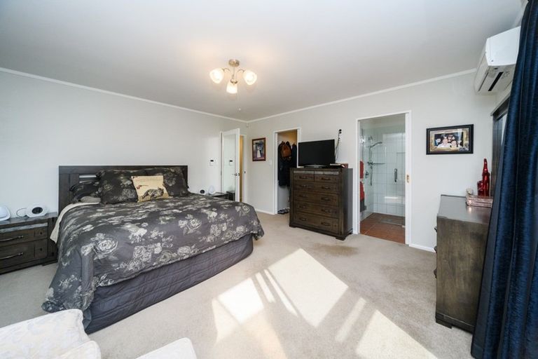 Photo of property in 121 Summerhill Drive, Fitzherbert, Palmerston North, 4410