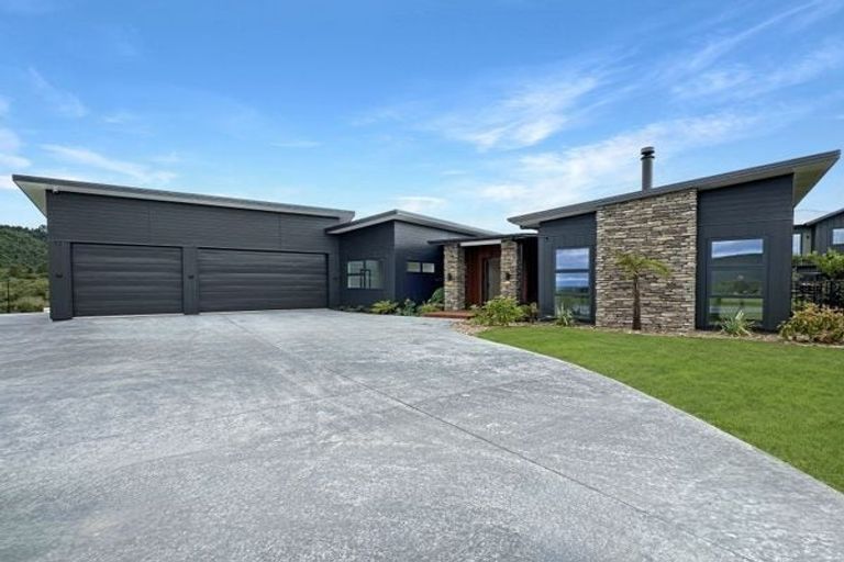Photo of property in 8 Broadleaf Way, Kinloch, Taupo, 3377