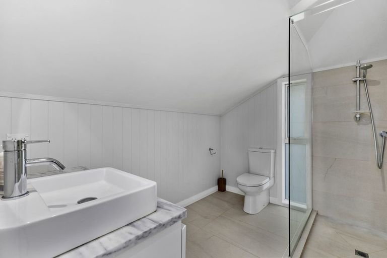 Photo of property in 2/39 Old Lake Road, Narrow Neck, Auckland, 0624