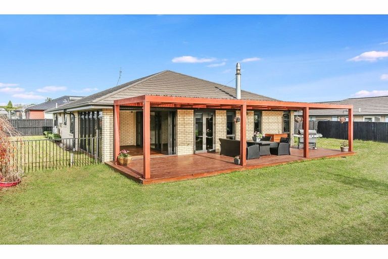 Photo of property in 22 Kauri Drive, Waiuku, 2123