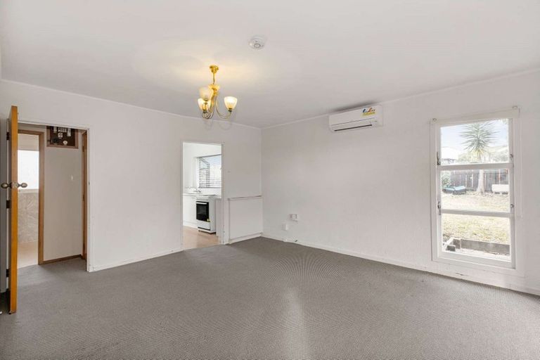 Photo of property in 1/5 Eyre Street, Henderson, Auckland, 0612