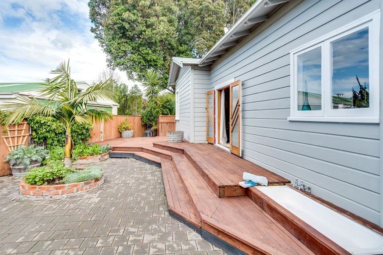 Photo of property in 10 Petane Road, Bay View, Napier, 4104