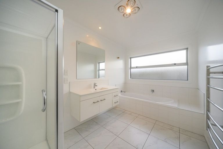 Photo of property in 17 Lorenzo Place, Kelvin Grove, Palmerston North, 4414