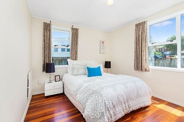 Photo of property in 32 Davidson Crescent, Tawa, Wellington, 5028