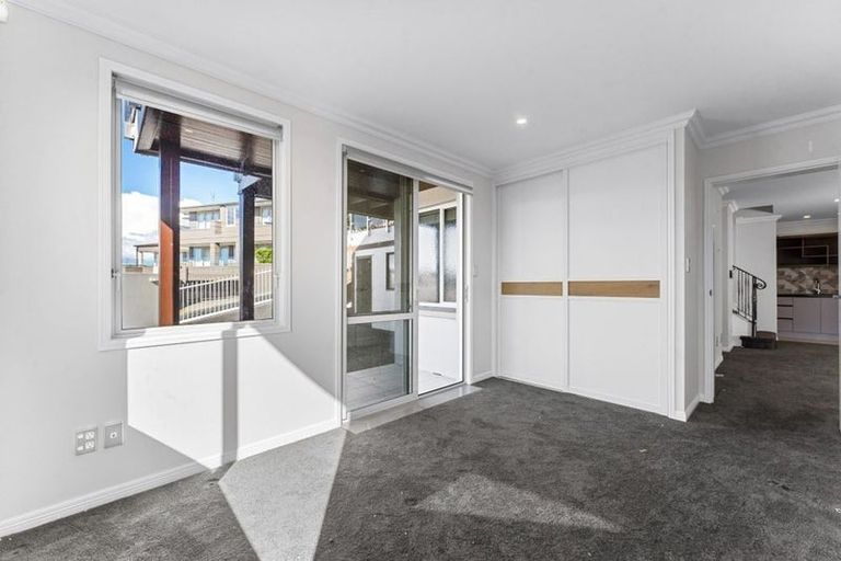 Photo of property in 72 Compass Way, Half Moon Bay, Auckland, 2012