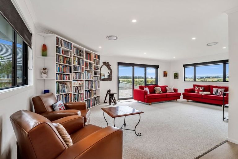 Photo of property in 42 Silicon Way, Fitzherbert, Palmerston North, 4410