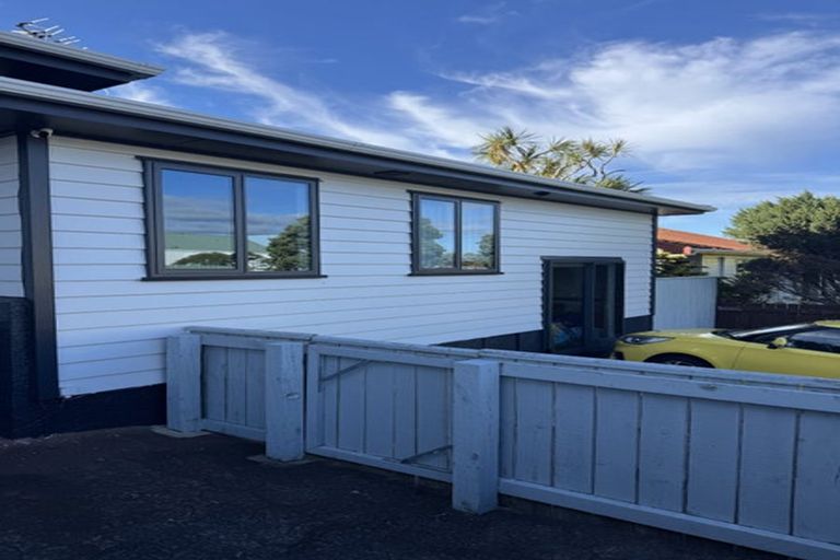 Photo of property in 158 Akaroa Drive, Maupuia, Wellington, 6022