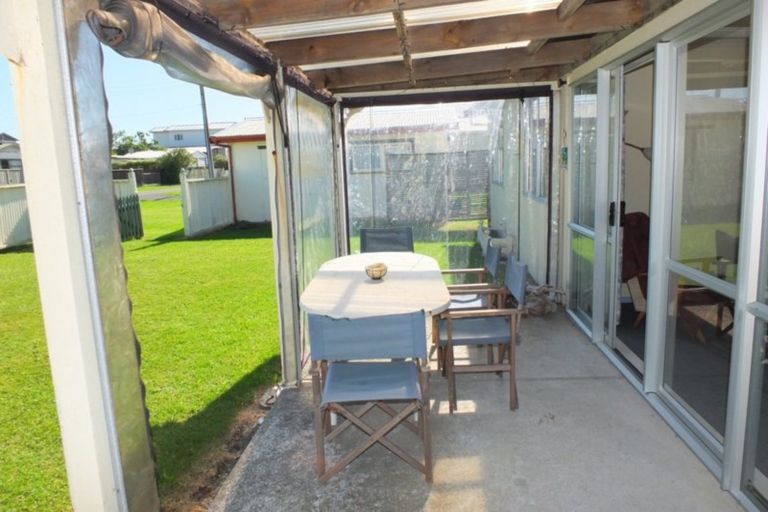 Photo of property in 17 Pratt Avenue, Foxton Beach, Foxton, 4815