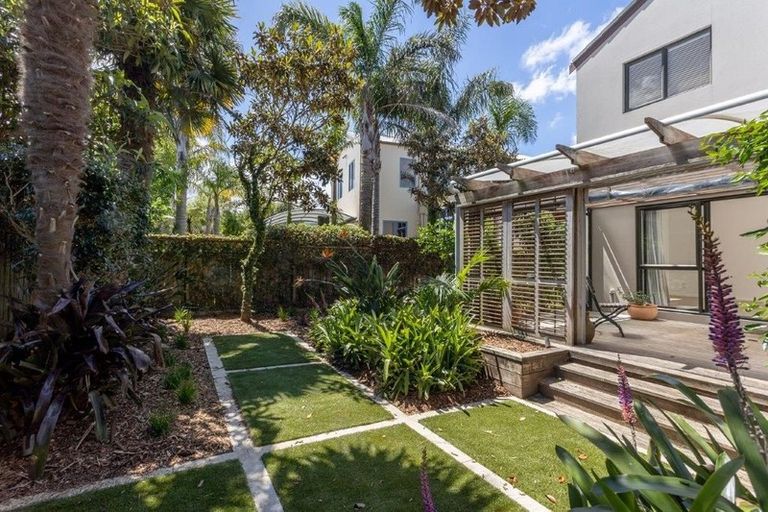 Photo of property in 34 Danica Esplanade, Te Atatu Peninsula, Auckland, 0610
