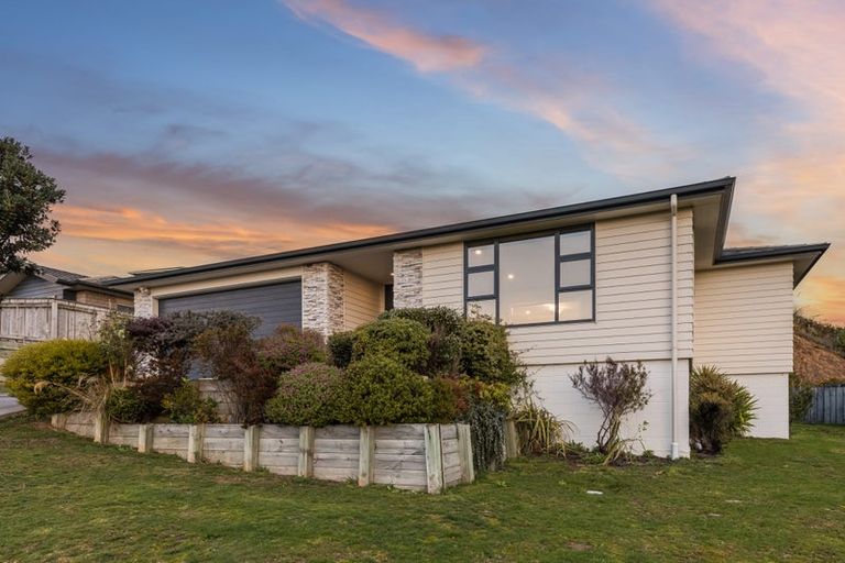 Photo of property in 13 Wangapeka Way, Aotea, Porirua, 5024