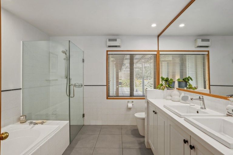 Photo of property in 186 Beacon Point Road, Wanaka, 9305