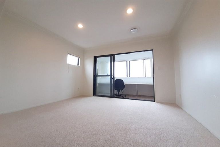 Photo of property in 17 Crimson Park, Oteha, Auckland, 0632