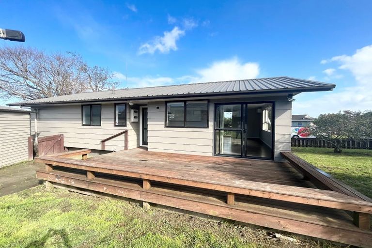 Photo of property in 1 Edgware Road, West Harbour, Auckland, 0618