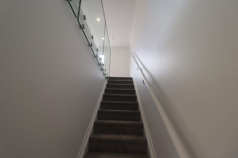 Photo of property in 18b Edgware Road, West Harbour, Auckland, 0618