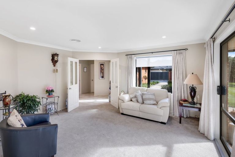 Photo of property in 8 Gwen Place, Redwood, Christchurch, 8051