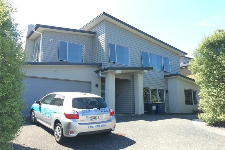 Photo of property in 12 Bintulu Place, Fairview Heights, Auckland, 0632