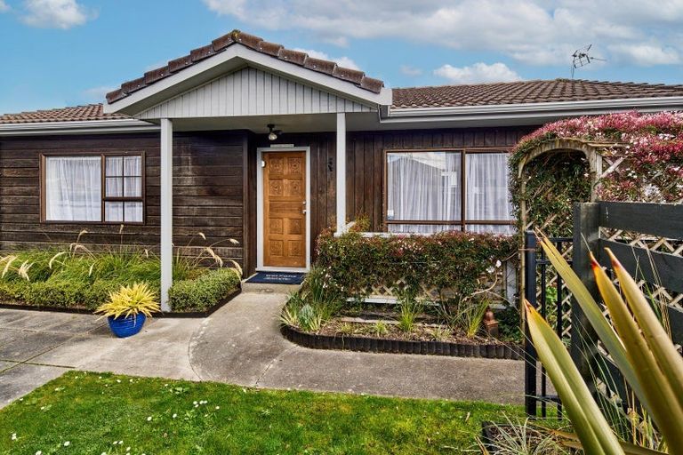 Photo of property in 122 Cambridge Terrace, Fairfield, Lower Hutt, 5011
