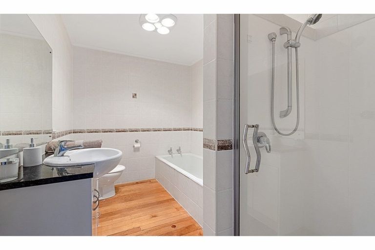 Photo of property in 137 Carlisle Road, Northcross, Auckland, 0632