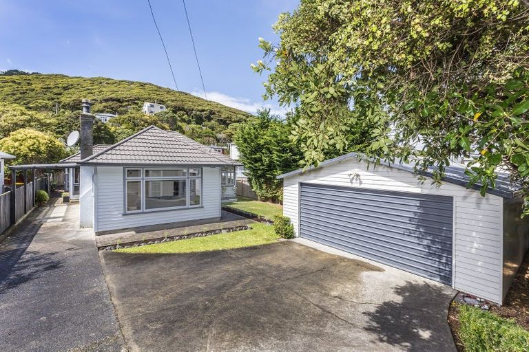 Photo of property in 64 Airlie Road, Plimmerton, Porirua, 5026