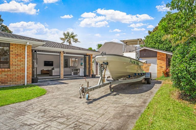 Photo of property in 8 Waimanu Place, Point Wells, 0986