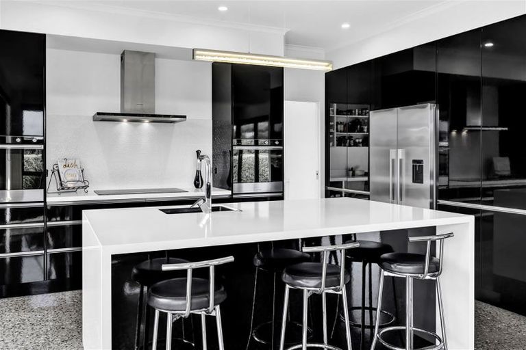 Photo of property in 6 Pebble Beach Court, Waiwhakaiho, New Plymouth, 4312