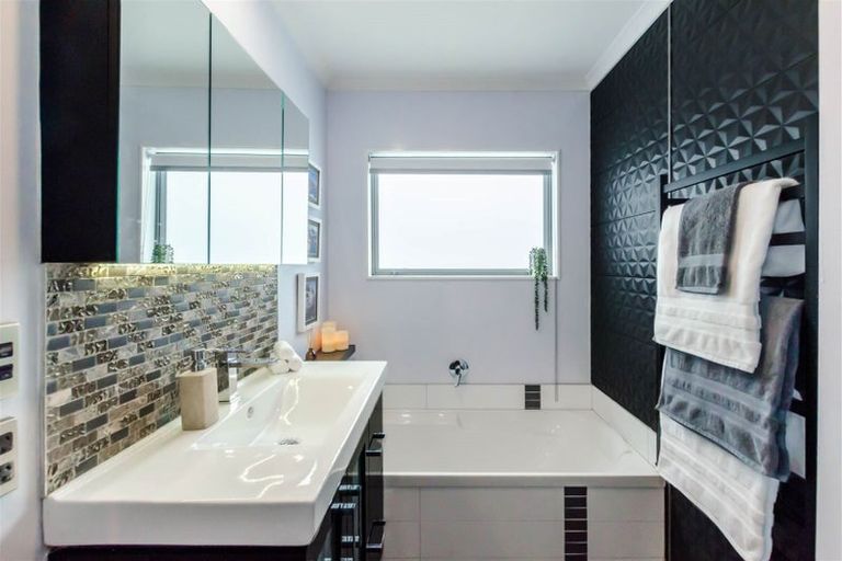 Photo of property in 10 Matuhi Street, Waikanae, 5036