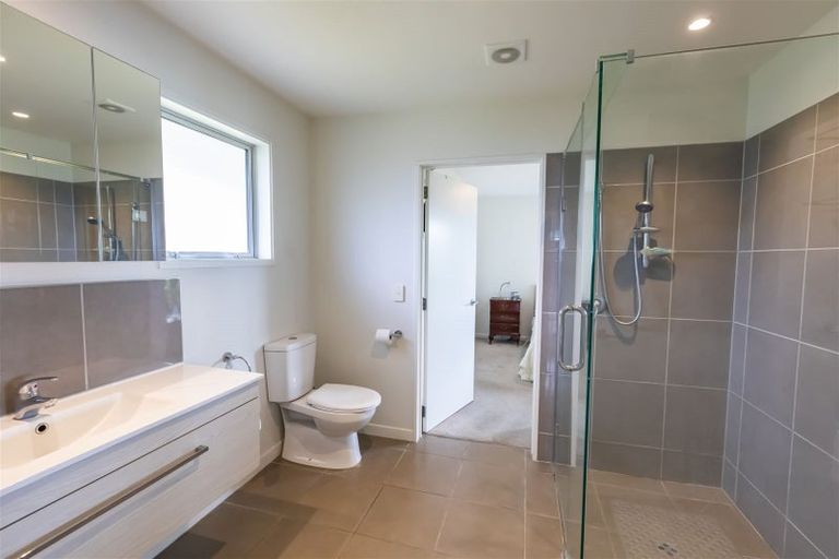 Photo of property in 19 The Brae, Mount Pleasant, Christchurch, 8081