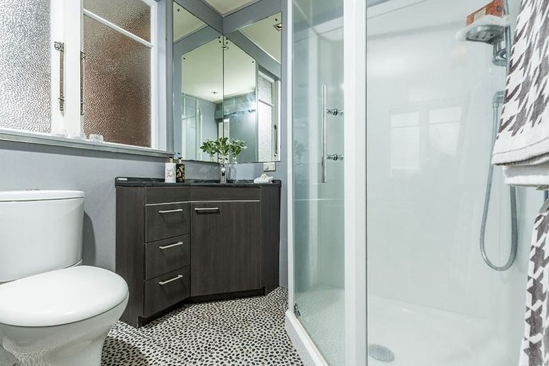 Photo of property in 78a Lake Road, Narrow Neck, Auckland, 0624