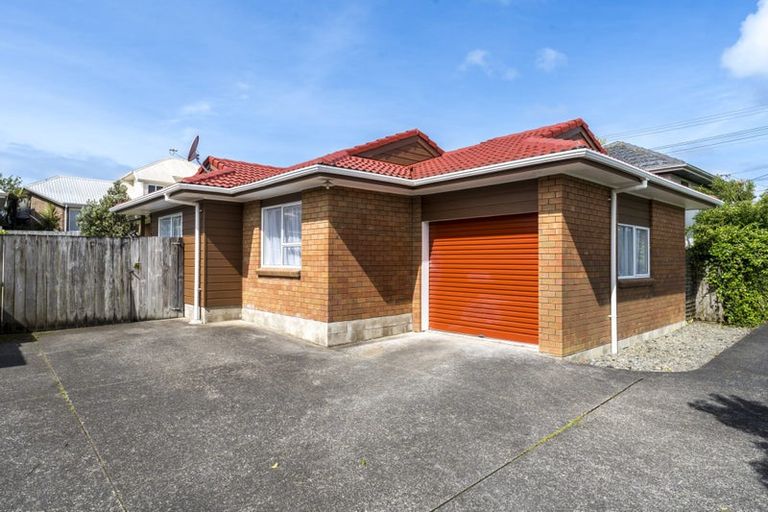 Photo of property in 2/5 Newington Road, Henderson, Auckland, 0612