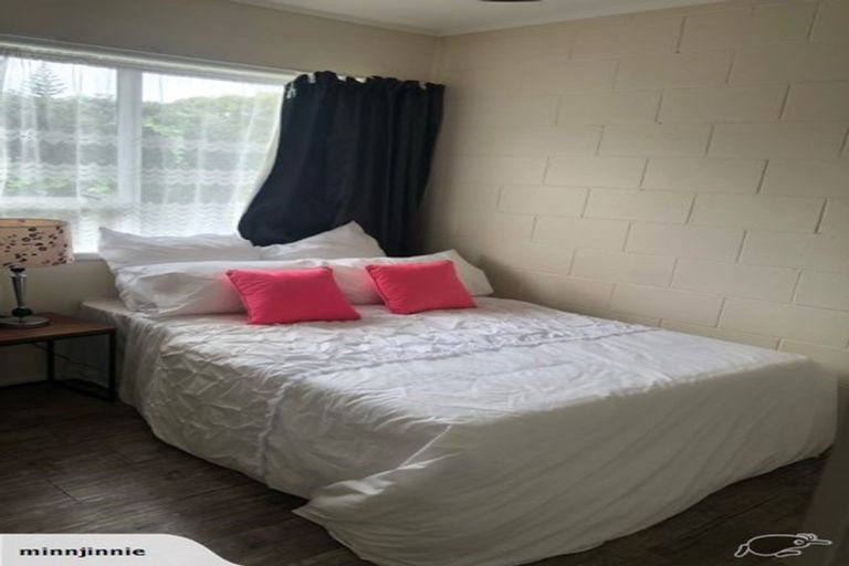 Photo of property in 1/2 Halberg Street, Glenfield, Auckland, 0629