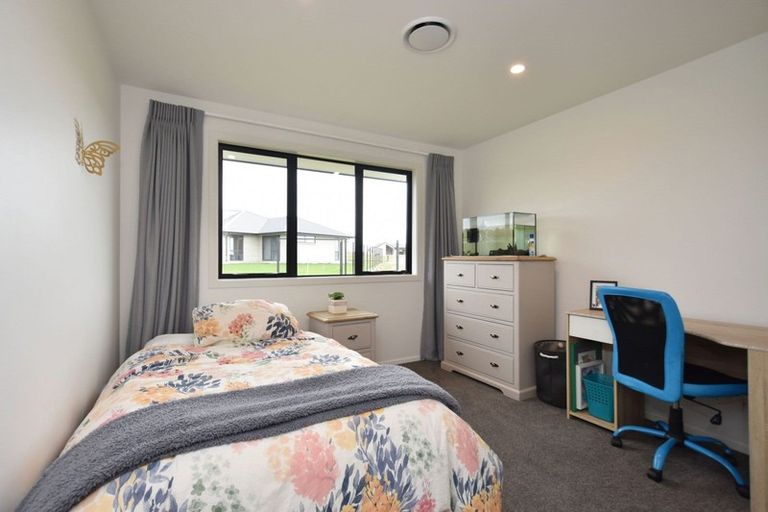 Photo of property in 18 Pegasus Place, Seaward Bush, Invercargill, 9812