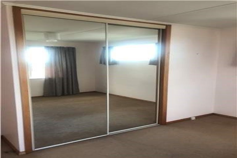 Photo of property in 20 Cotswold Crescent, Newlands, Wellington, 6037