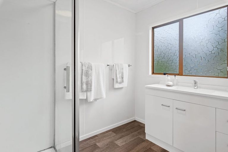 Photo of property in 1/918 Beach Road, Waiake, Auckland, 0630