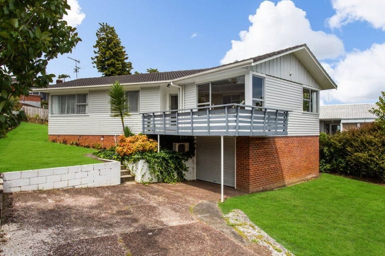 Photo of property in 7 Verena Place, Green Bay, Auckland, 0604