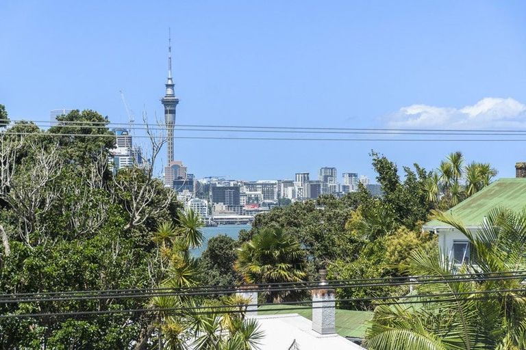 Photo of property in 1/50 Norwood Road, Bayswater, Auckland, 0622