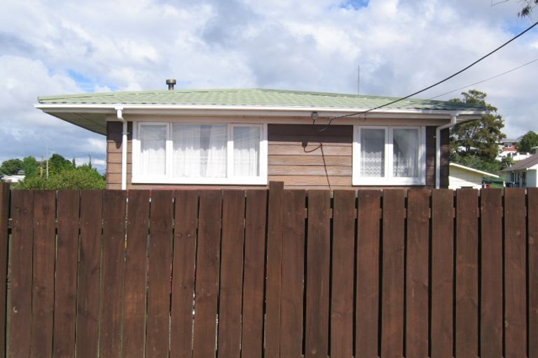 Photo of property in 2/694 East Coast Road, Pinehill, Auckland, 0632