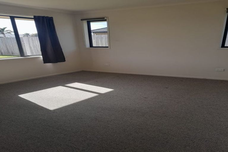 Photo of property in 13 Kamahi Place, One Tree Point, 0118