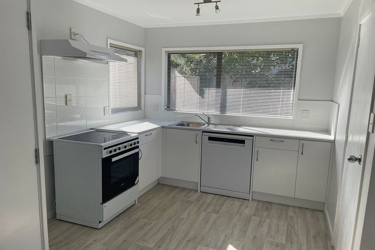 Photo of property in 2/40 Saxon Street, Waterview, Auckland, 1026