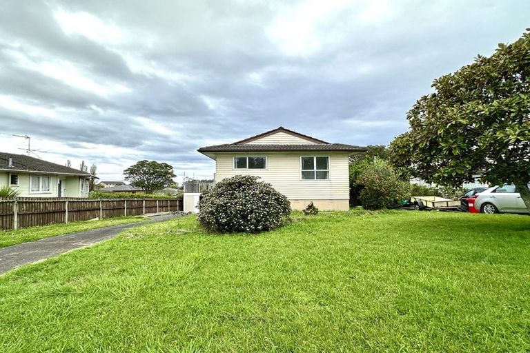 Photo of property in 19 Lydford Place, Glendene, Auckland, 0602